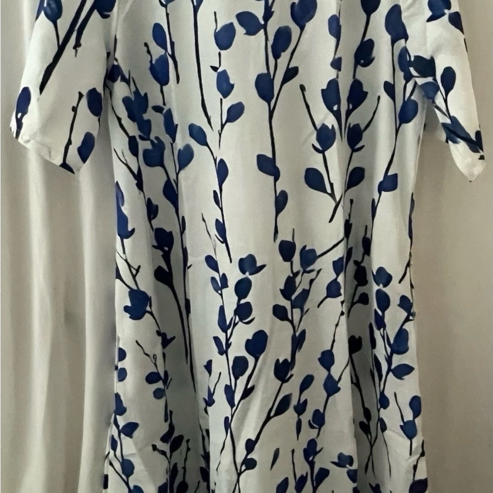Chic Shall Wr White Dress with Blue Floral Design Short Sleeve Mid Length